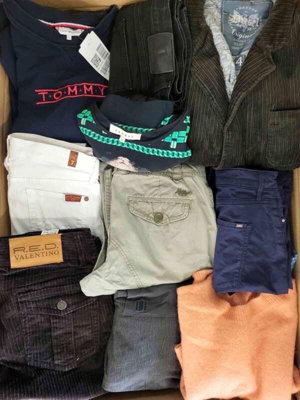 The photo shows a package with clothing in the category U.