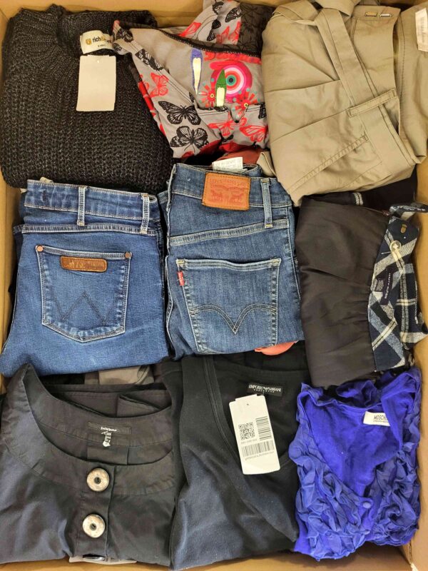 The photo shows a package with clothing in the category U.
