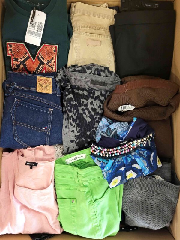 The photo shows a package with clothing in the category U.