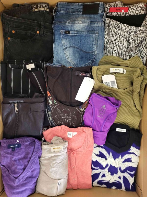 The photo shows a package with clothing in the category U.