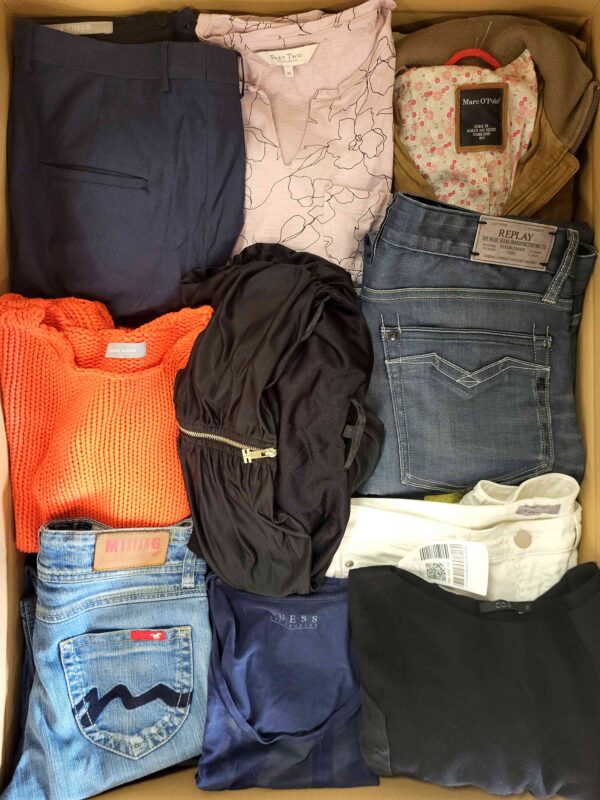 The photo shows a package with clothing in the category U.
