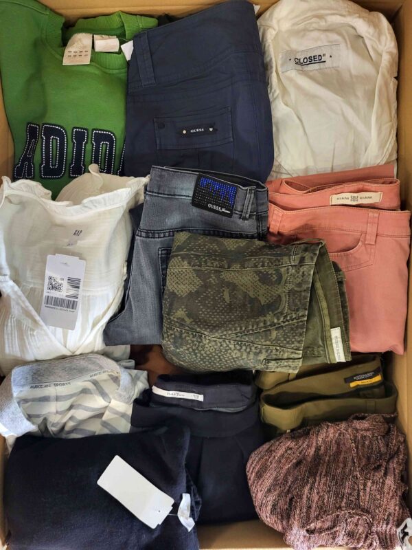 The photo shows a package with clothing in the category U.