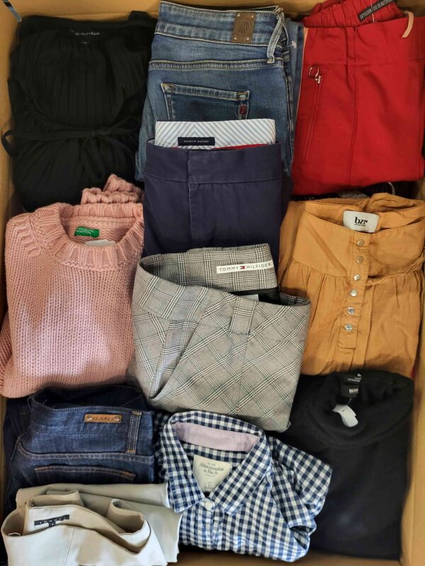 The photo shows a package with clothing in the category U.