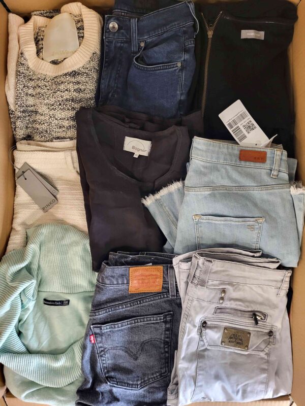 The photo shows a package with clothing in the category U.