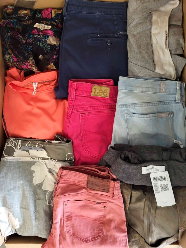 The photo shows a package with clothing in the category U.