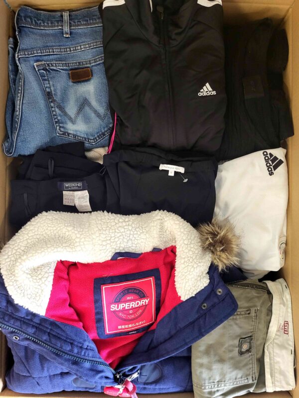 The photo shows a package with clothing in the category U.