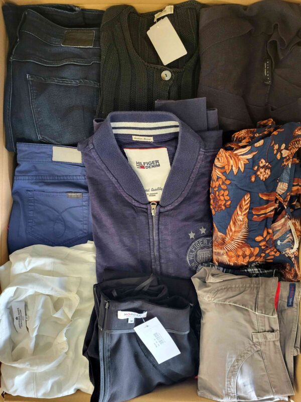 The photo shows a package with clothing in the category U.
