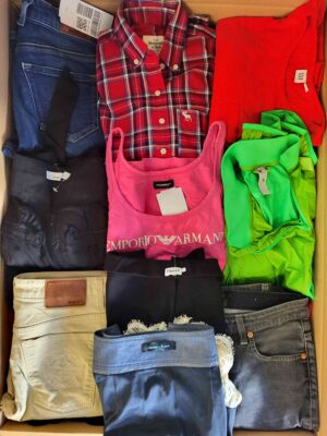 The photo shows a package with clothing in the category U.