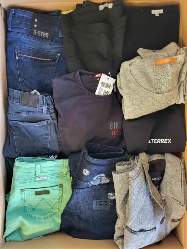 The photo shows a package with clothing in the category U.
