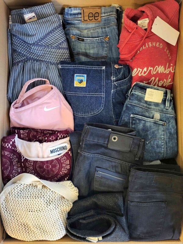 The photo shows a package with clothing in the category U.