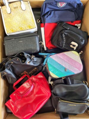 The picture shows a package with accessories in the category HC.