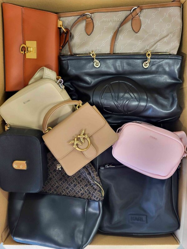 The picture shows a package with accessories in the category HC.