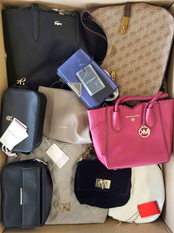 The picture shows a package with accessories in the category HC.