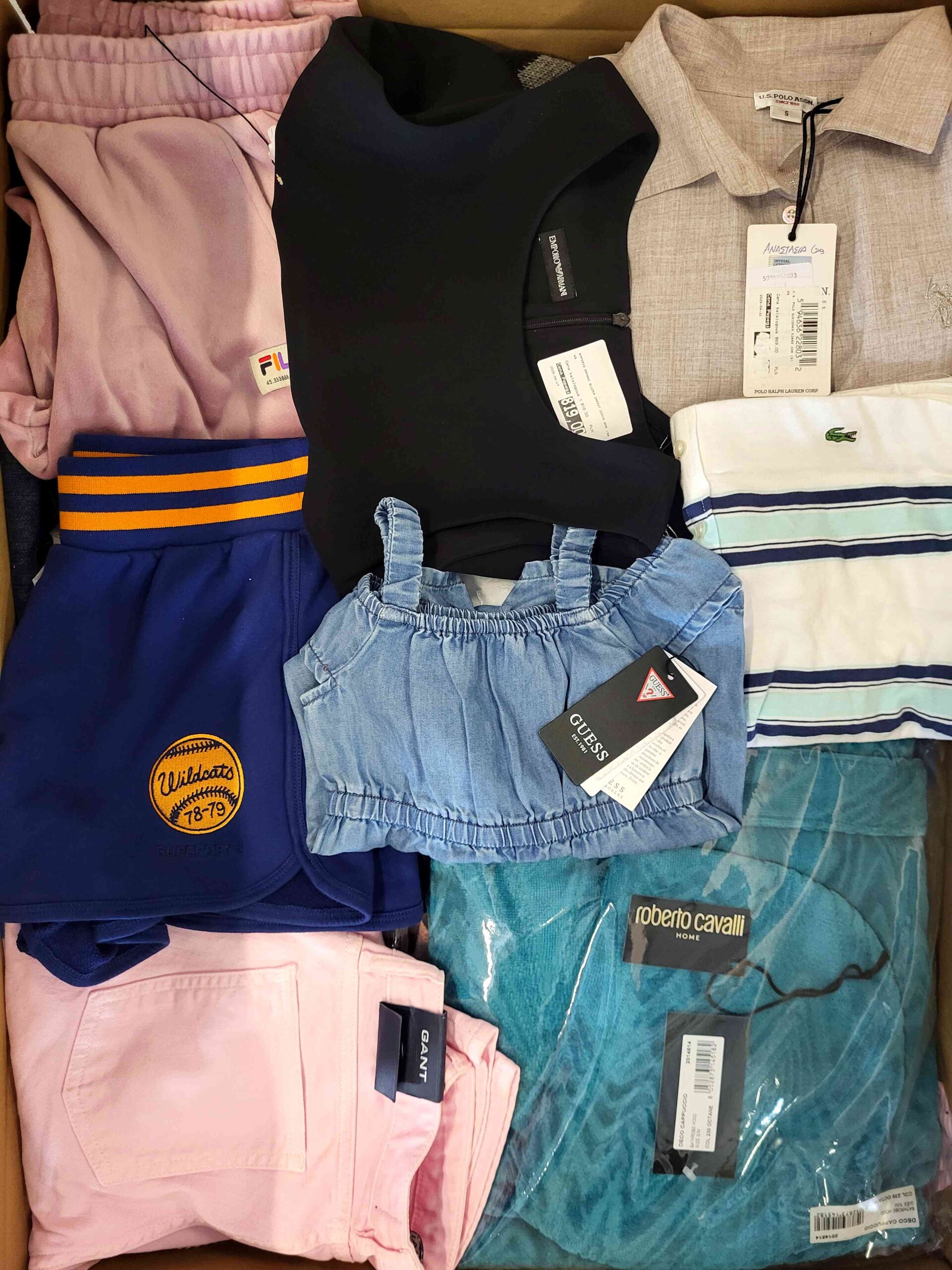 The photo shows a package with clothing in the category T.