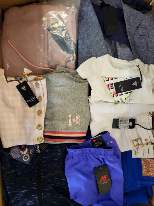 The photo shows a package with clothing in the category T.