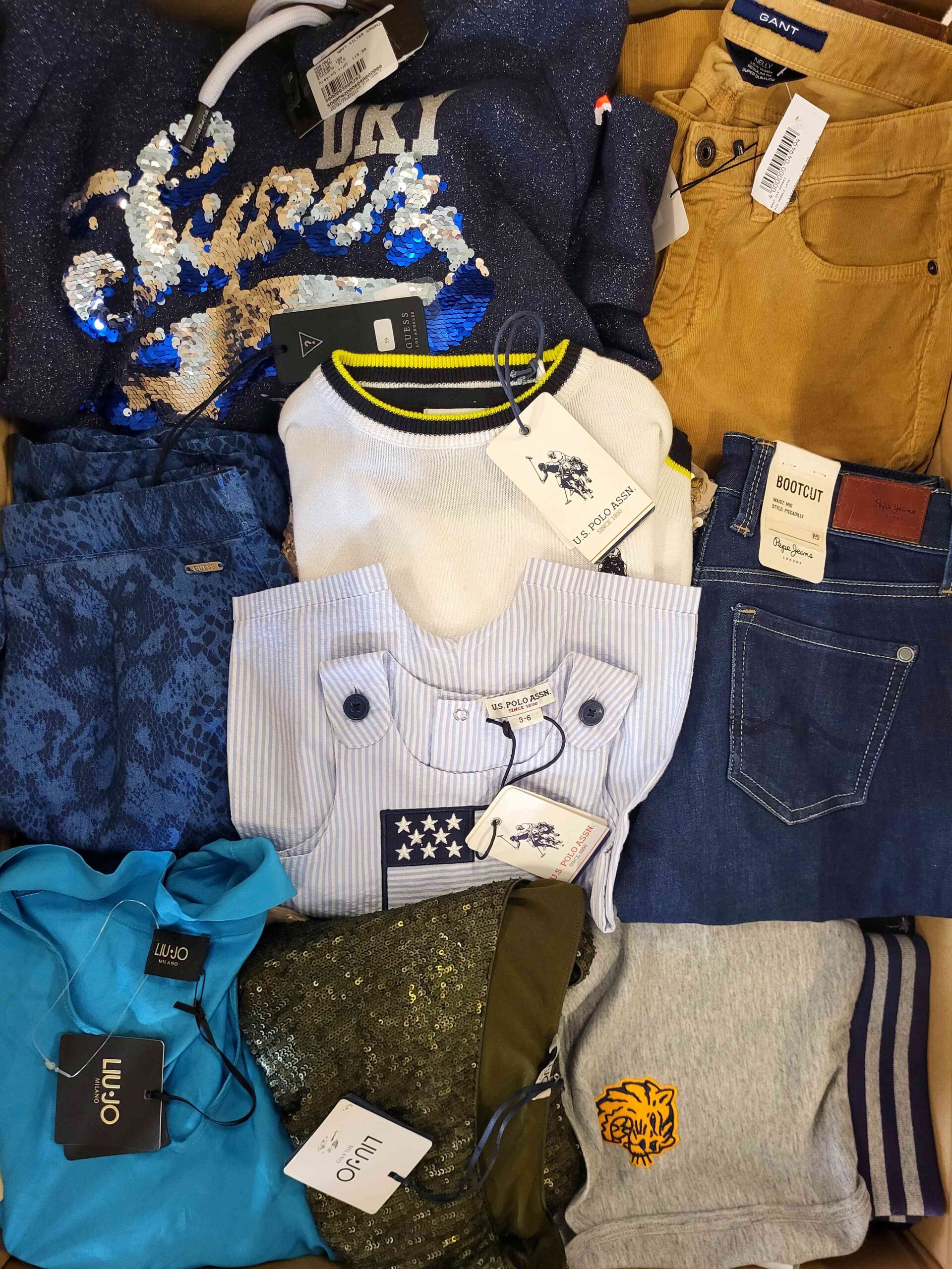 The photo shows a package with clothing in the category T.