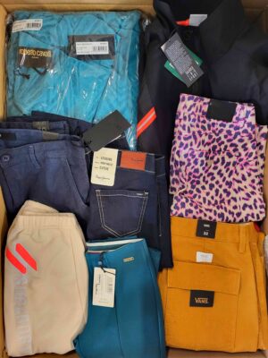 The photo shows a package with clothing in the category T.