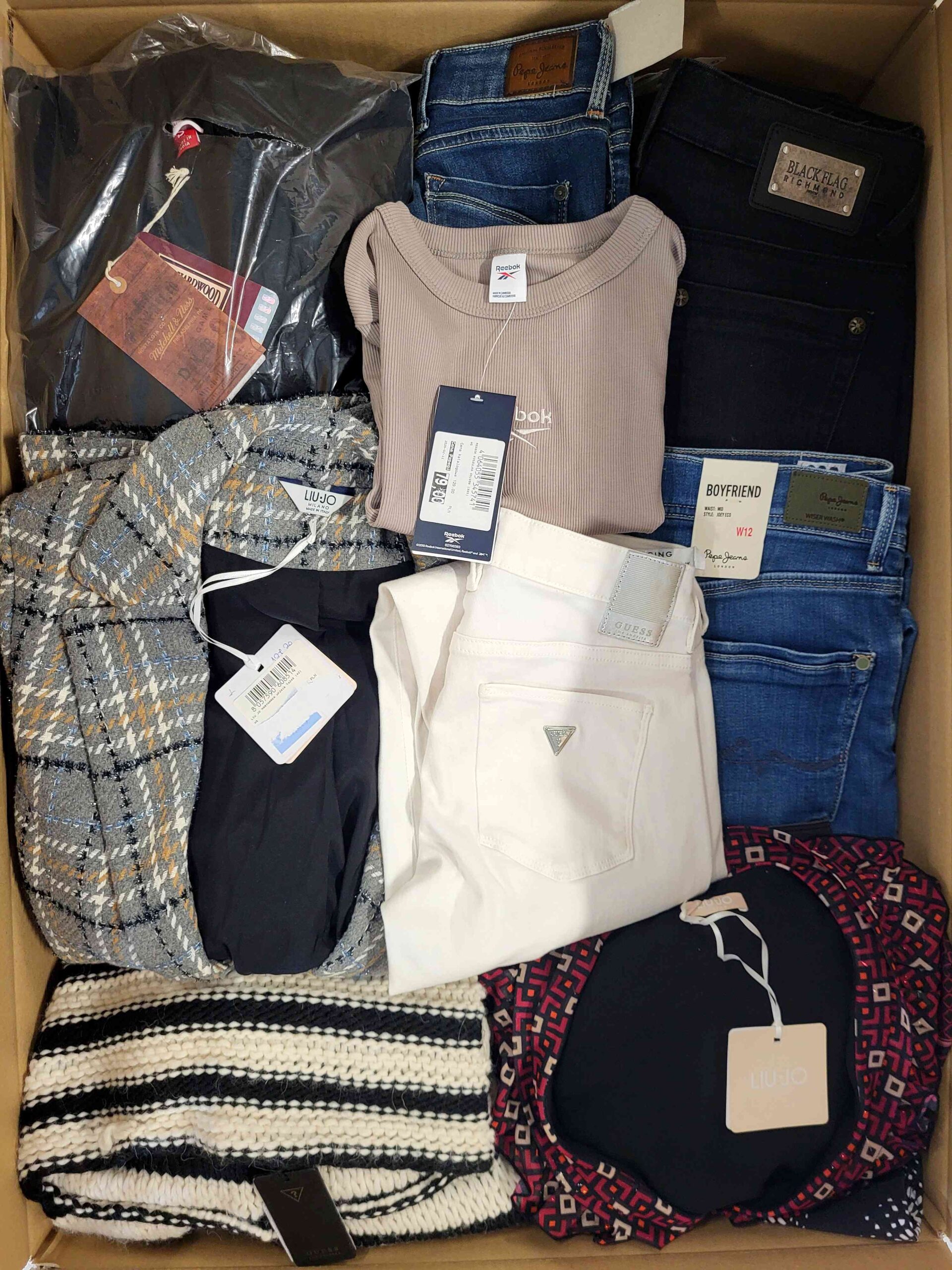 The photo shows a package with clothing in the category T.