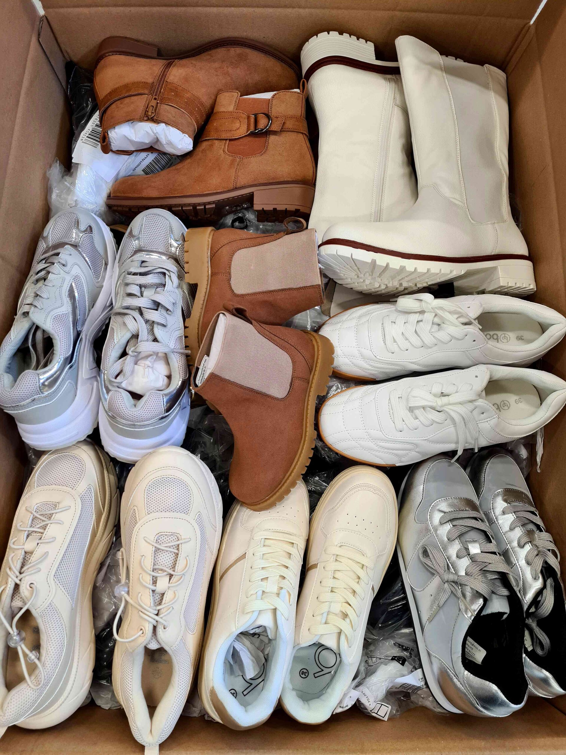 The photo shows a package with clothing in the category BPS.