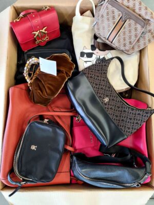 The picture shows a package with accessories in the category HD.