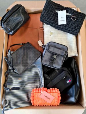 The picture shows a package with accessories in the category HD.