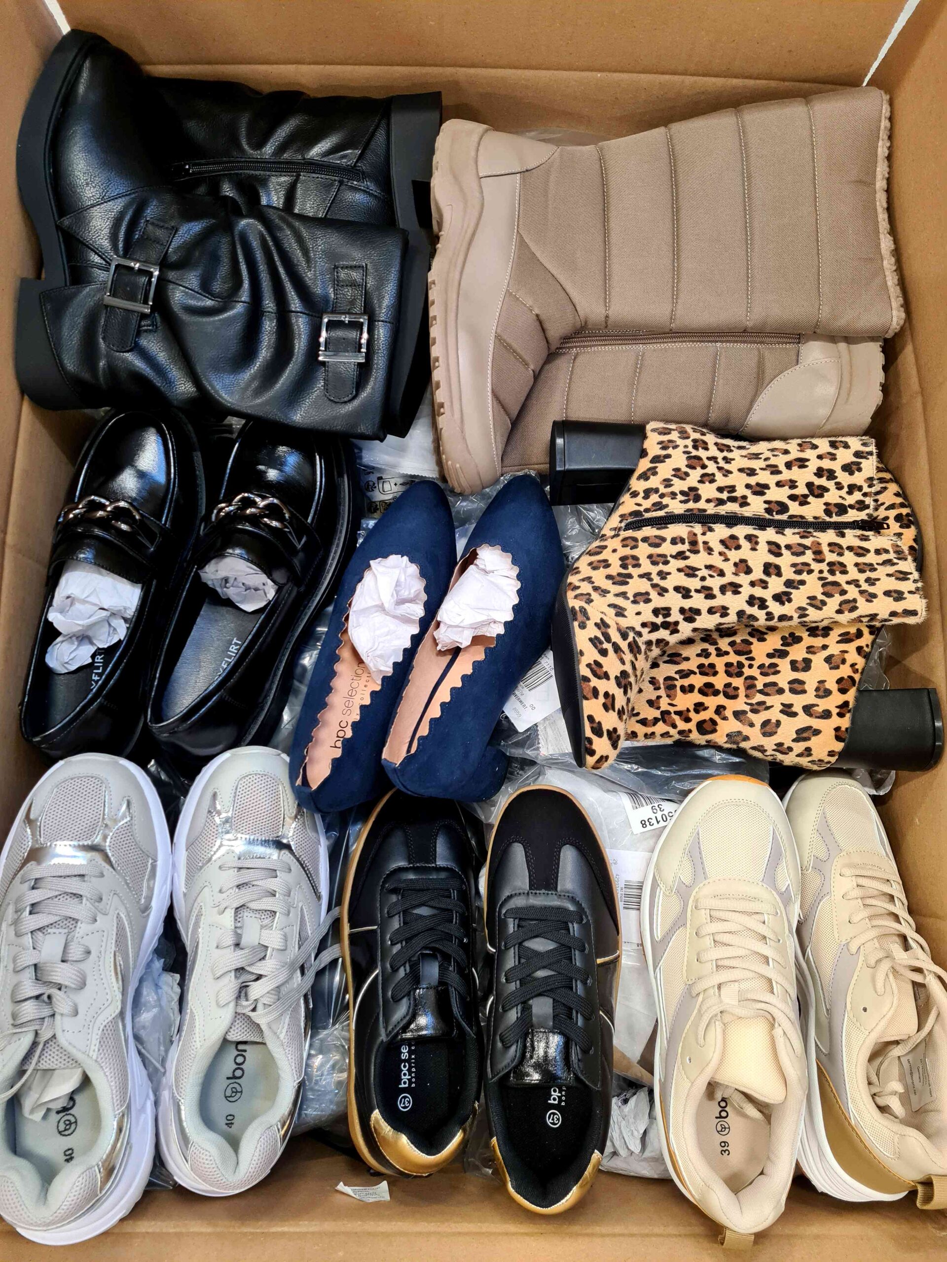 The photo shows a package with clothing in the category BPS.