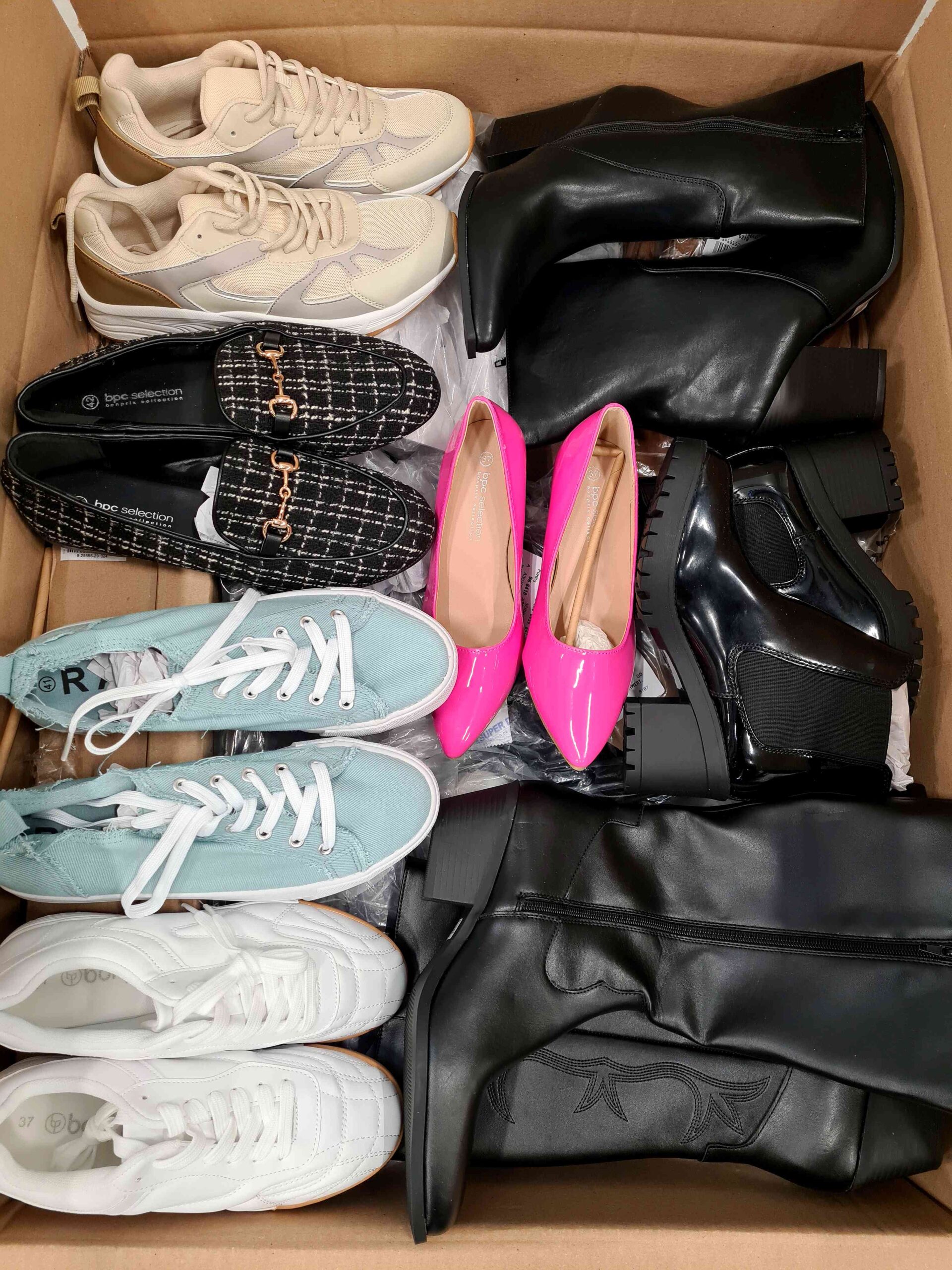 The photo shows a package with clothing in the category BPS.