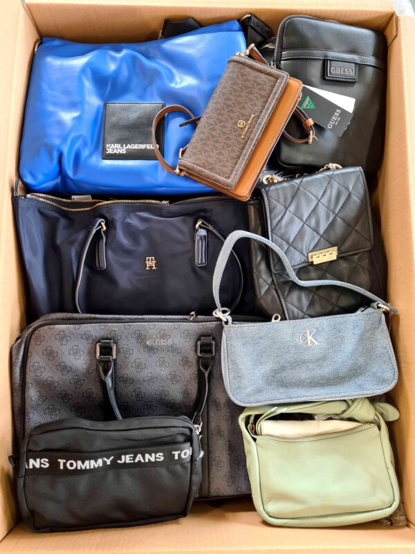The picture shows a package with accessories in the category HD.
