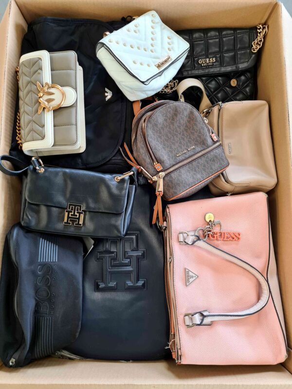 The picture shows a package with accessories in the category HD.