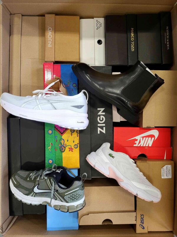 The photo shows a package with footwear in the category BS.