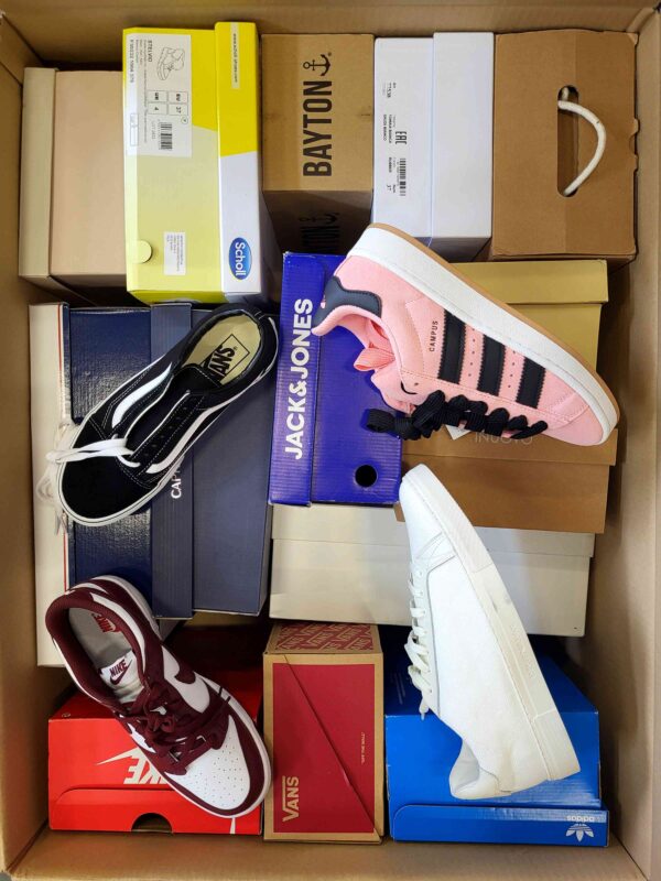 The photo shows a package with footwear in the category BS.