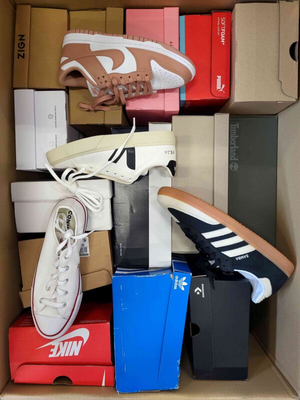 The photo shows a package with footwear in the category BS.