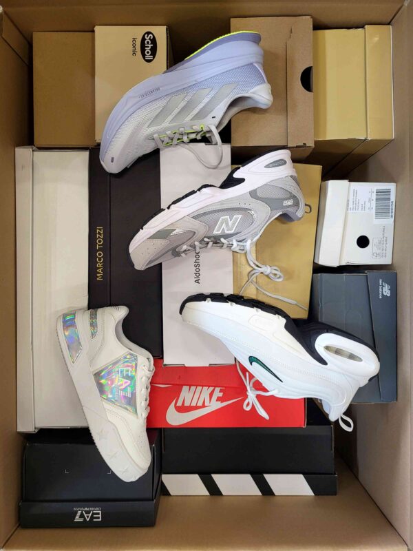 The photo shows a package with footwear in the category BS.