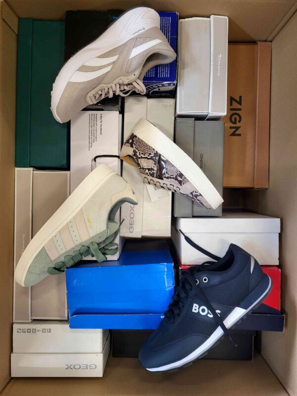 The photo shows a package with footwear in the category BS.