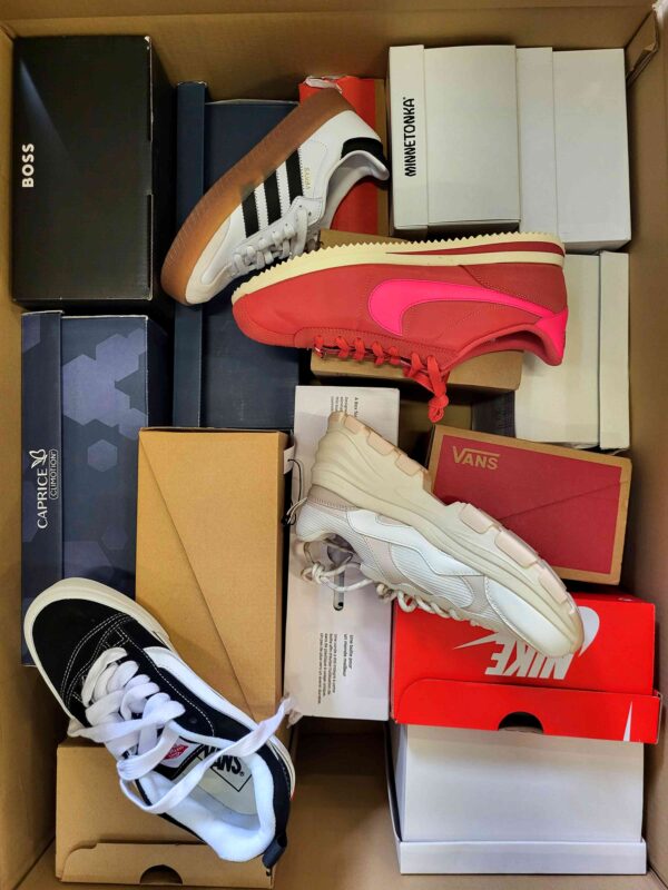 The photo shows a package with footwear in the category BS.
