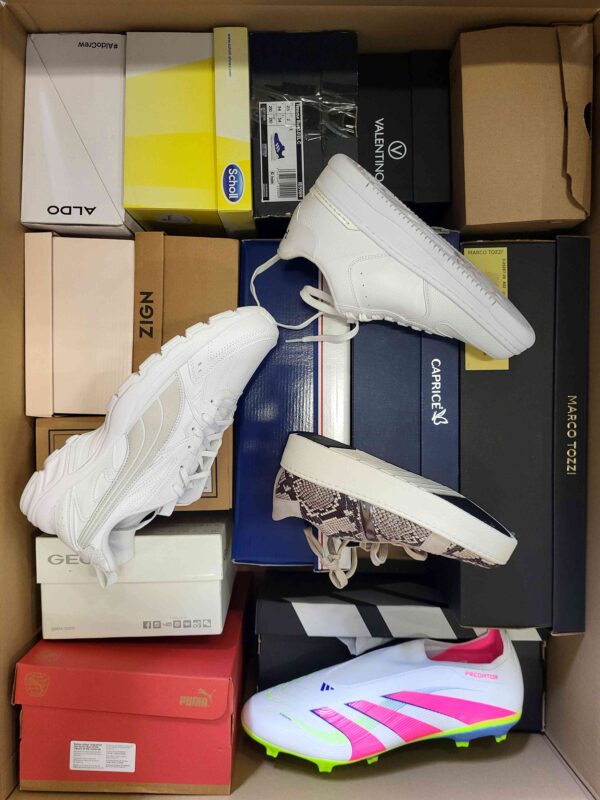 The photo shows a package with footwear in the category BS.