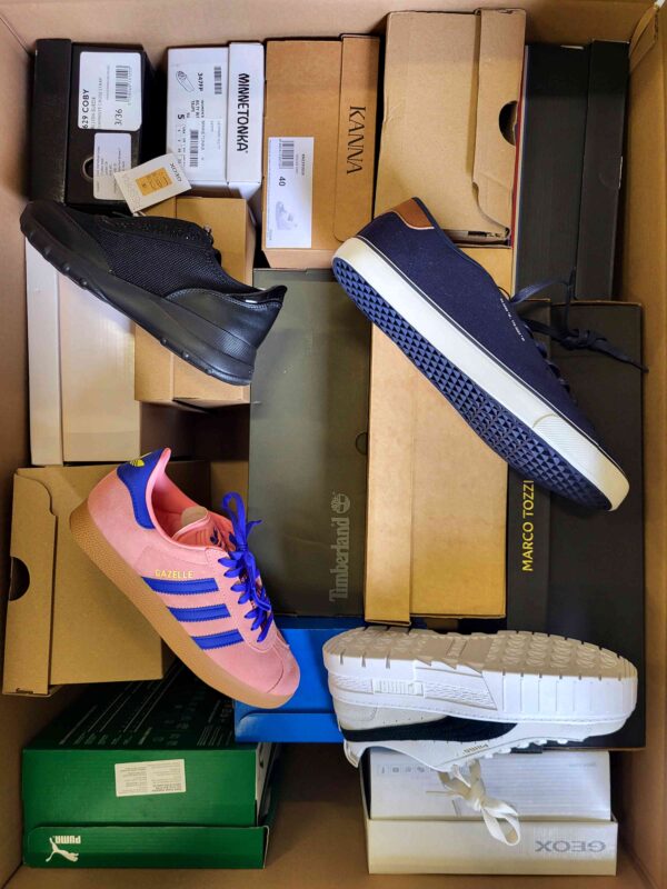 The photo shows a package with footwear in the category BS.