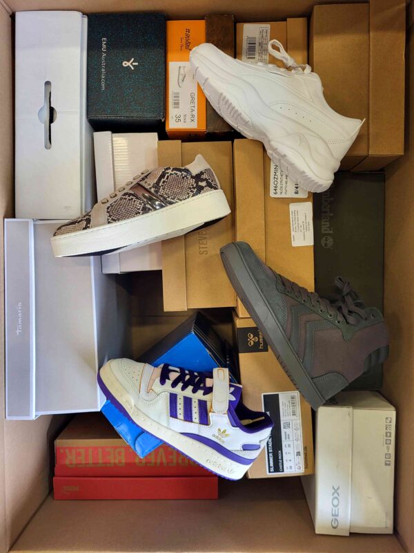 The photo shows a package with footwear in the category BS.