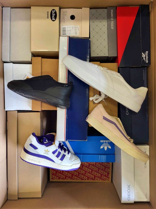 The photo shows a package with footwear in the category BS.