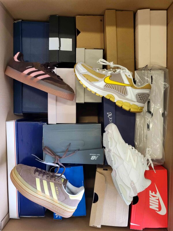 The photo shows a package with footwear in the category BS.