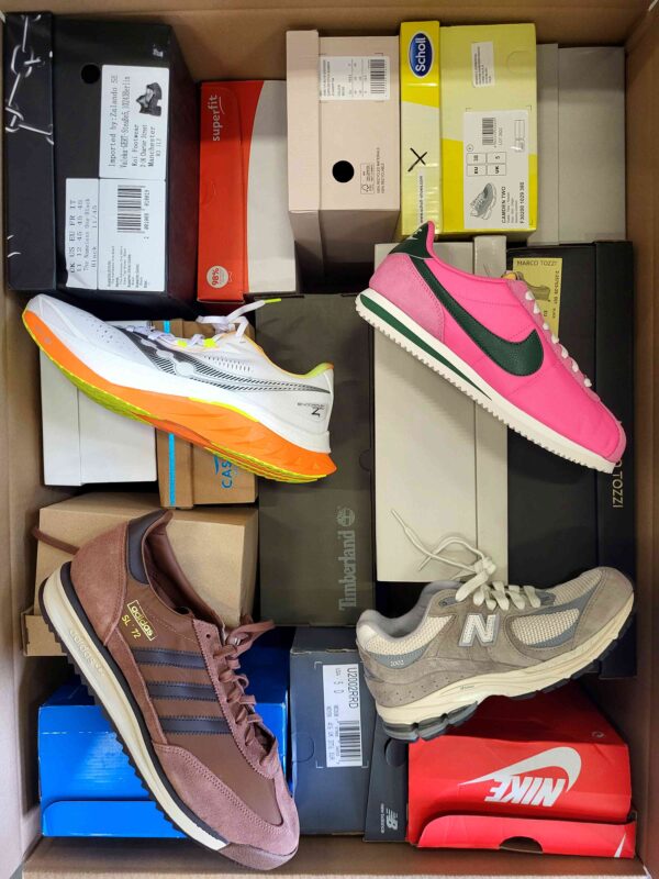 The photo shows a package with footwear in the category BS.