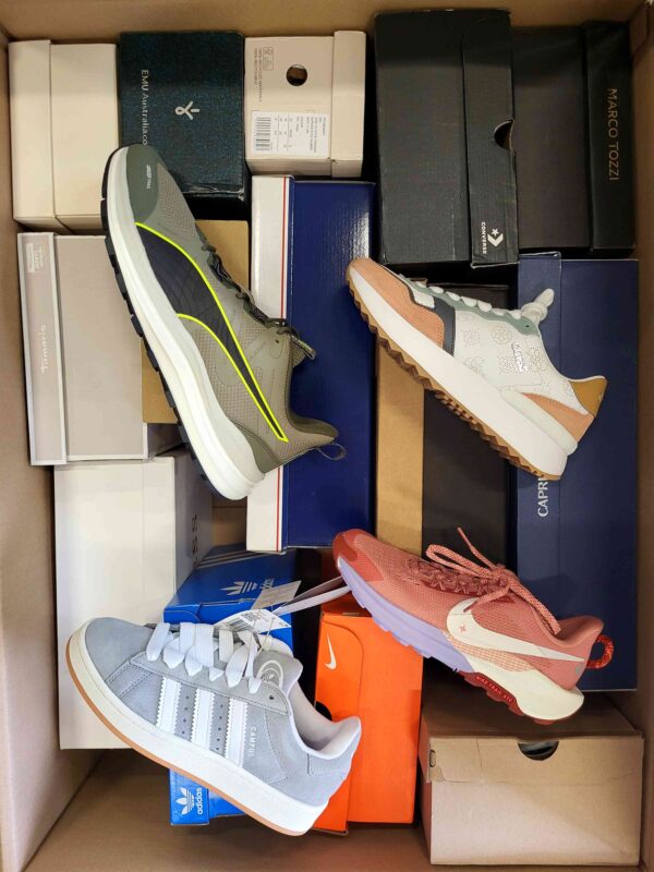 The photo shows a package with footwear in the category BS.