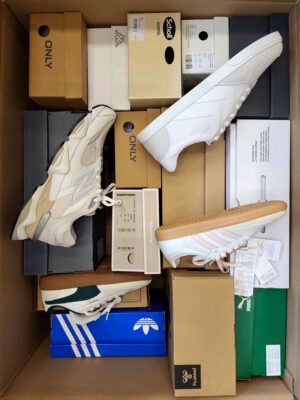 The photo shows a package with footwear in the category BS.