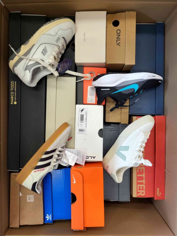 The photo shows a package with footwear in the category BS.