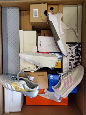 The photo shows a package with footwear in the category BS.