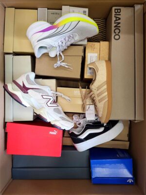 The photo shows a package with footwear in the category BS.