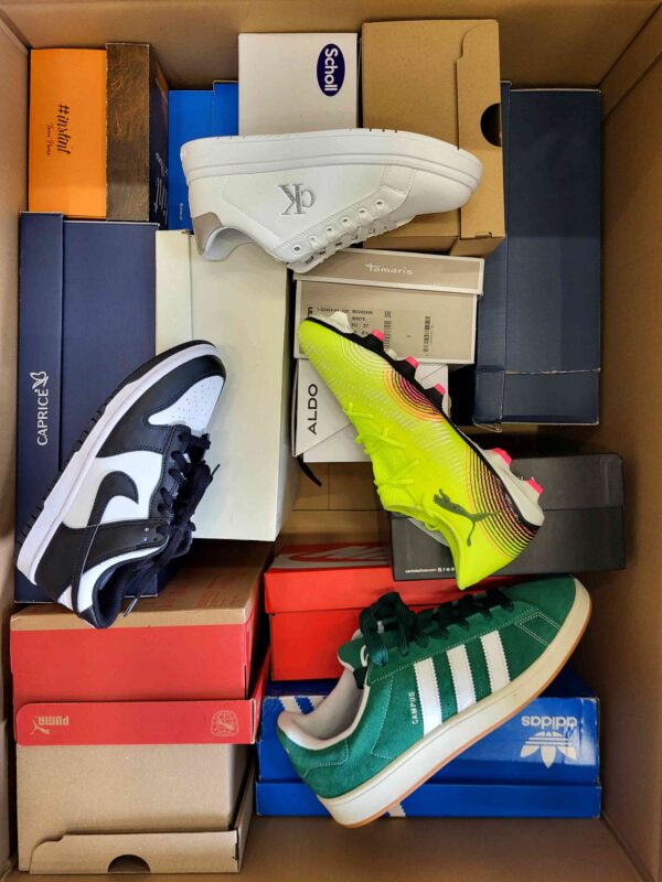 The photo shows a package with footwear in the category BS.