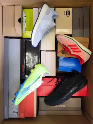 The photo shows a package with footwear in the category BS.