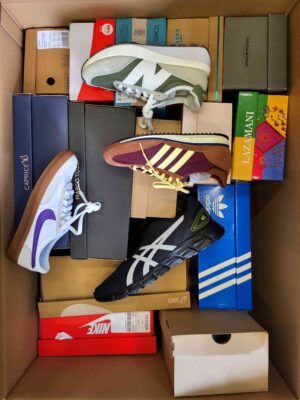 The photo shows a package with footwear in the category BS.