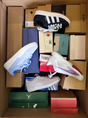 The photo shows a package with footwear in the category BS.